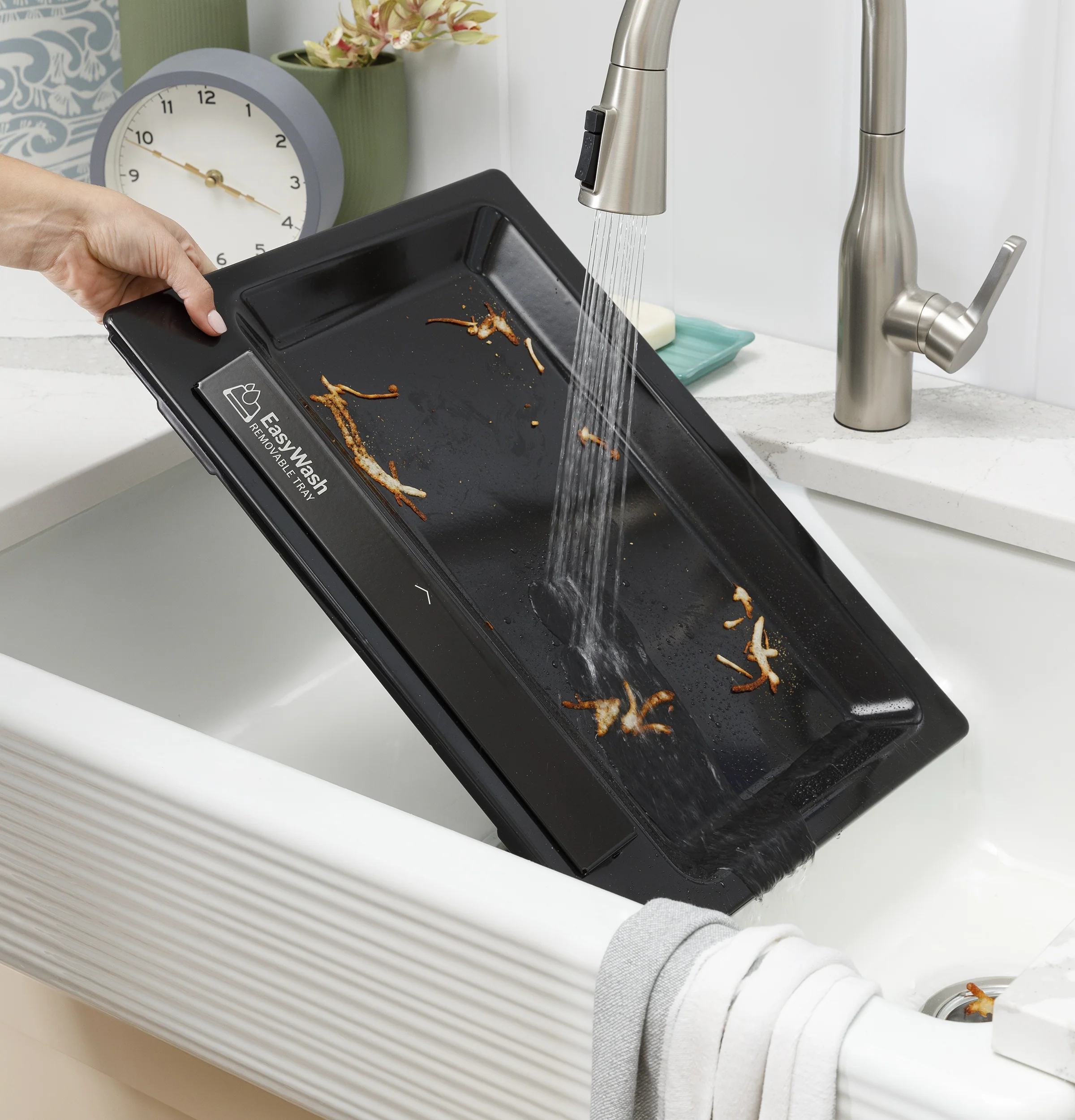 GE® 30" Free-Standing Gas Convection Range with No Preheat Air Fry and EasyWash™ Oven Tray GGF600AVSS - Image 6