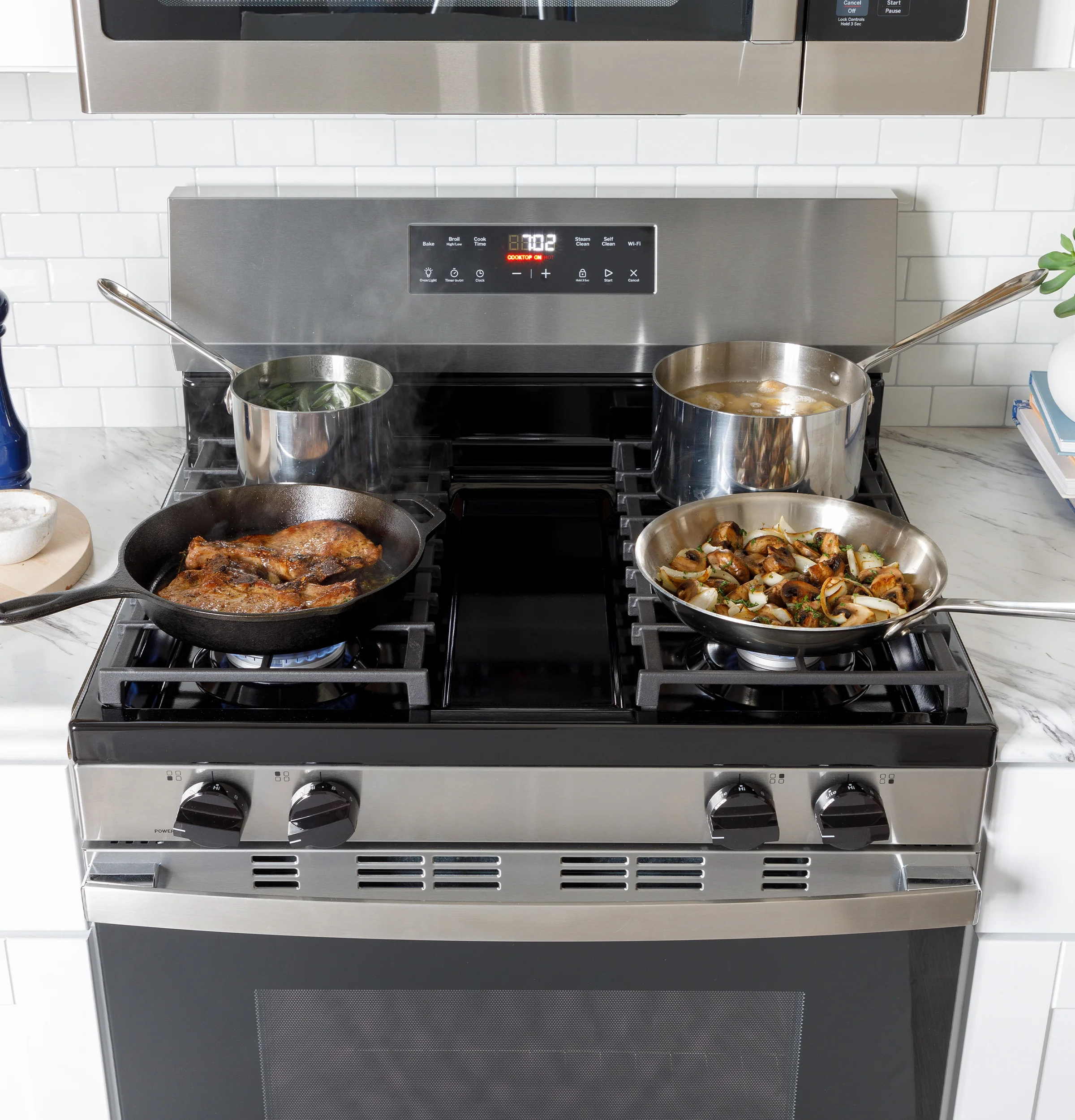 GE® 30" Free-Standing Gas Range GGF400PVSS - Image 8