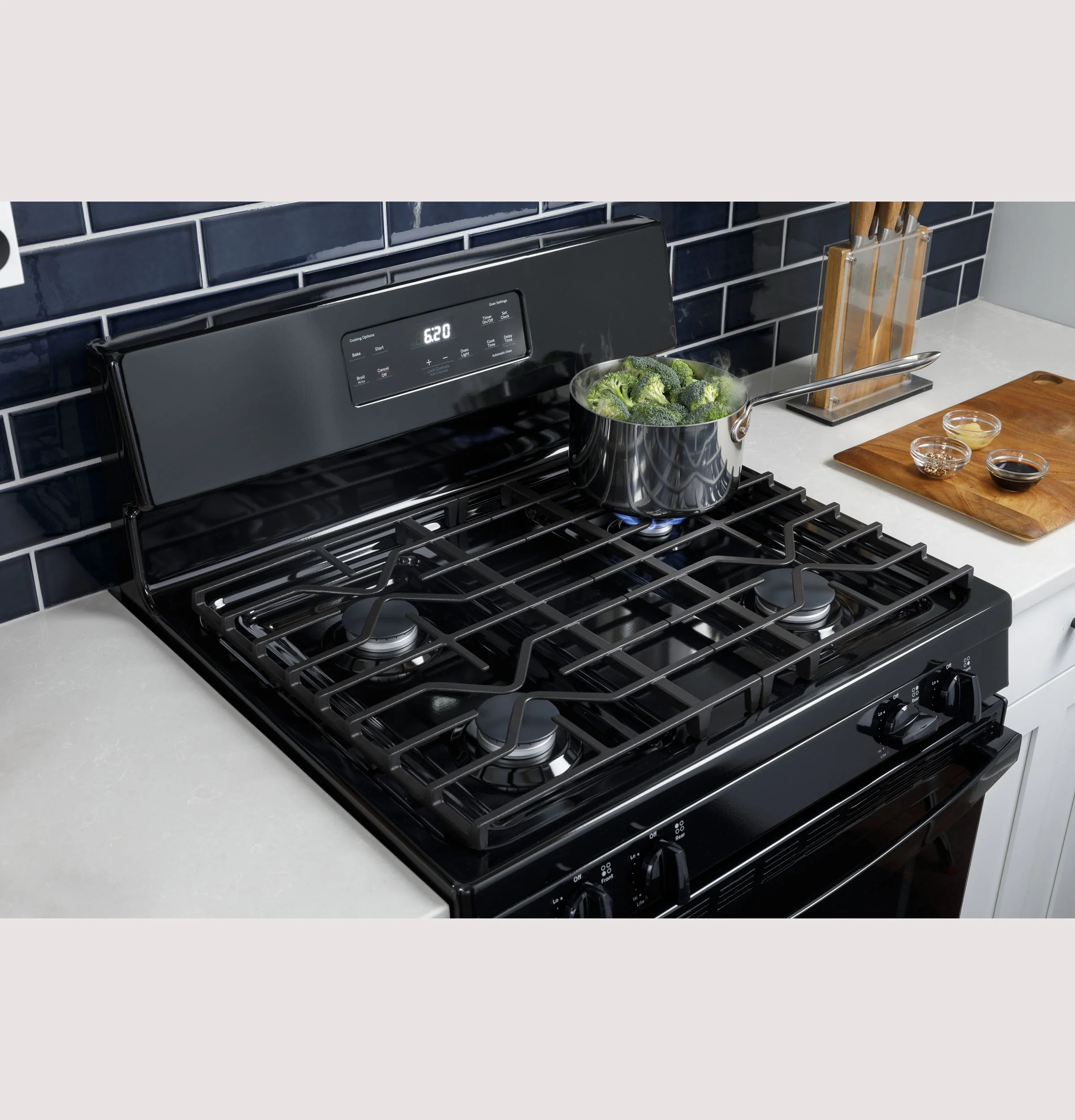 GE® ENERGY STAR® 30" Free-Standing Electric Range JBS360RTSS - Image 7