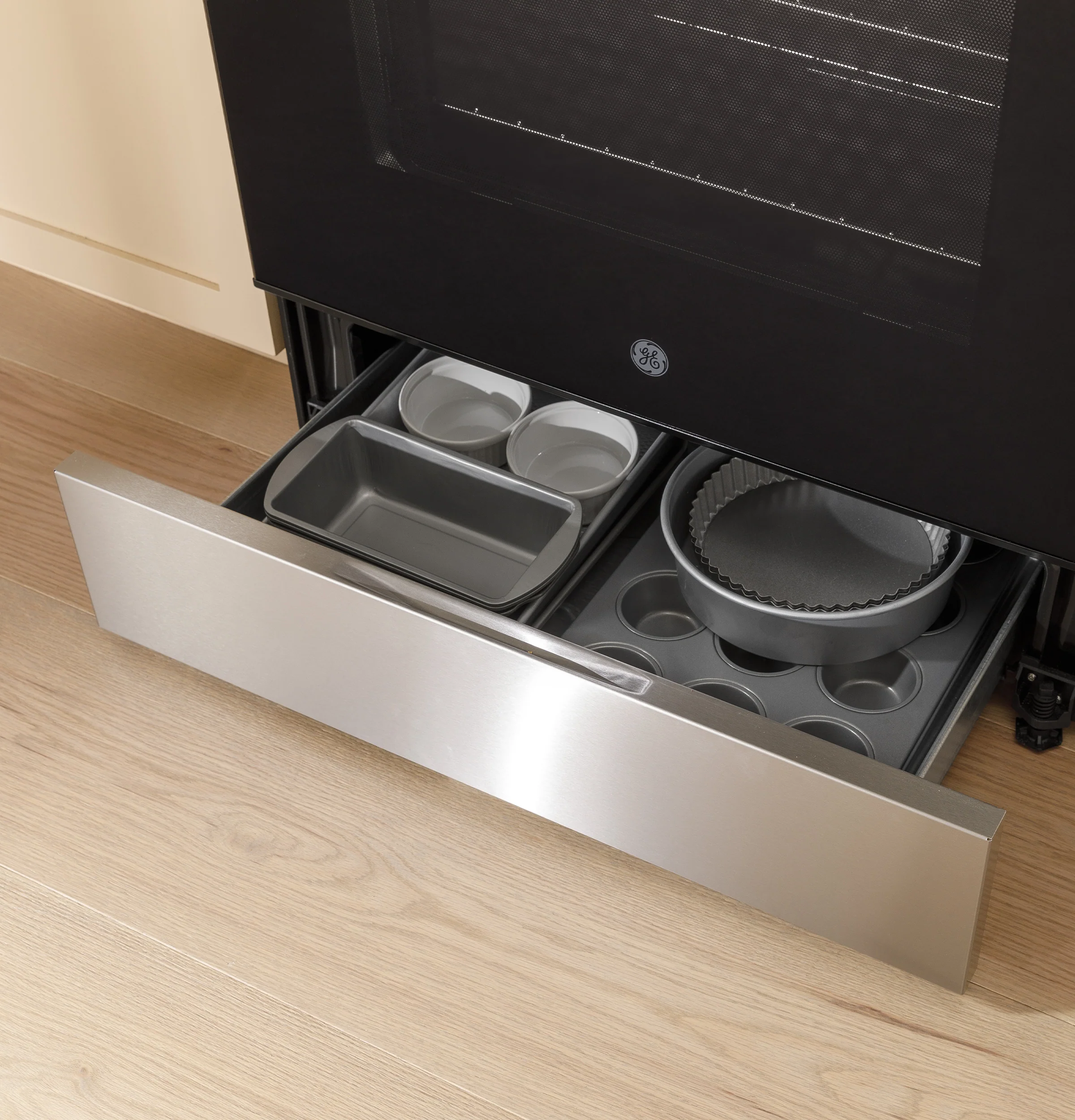 GE® ENERGY STAR® 30" Slide-In Electric Range with Crisp Mode GRS500PVBB - Image 10