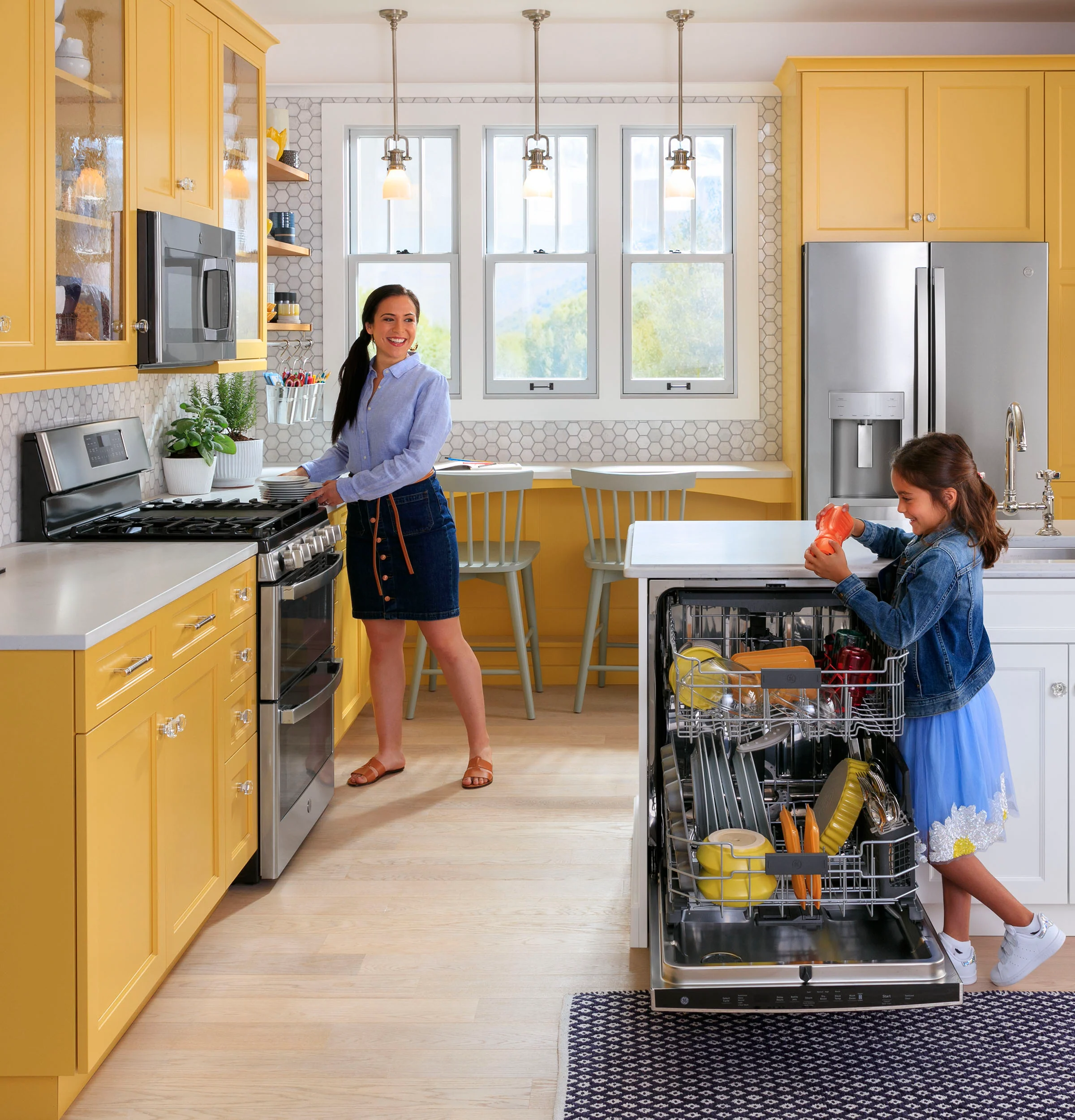 GE ENERGY STAR 22.1 Cu. Ft. Counter-Depth Fingerprint Resistant French-Door Refrigerator GYE22GYNFS - Image 3