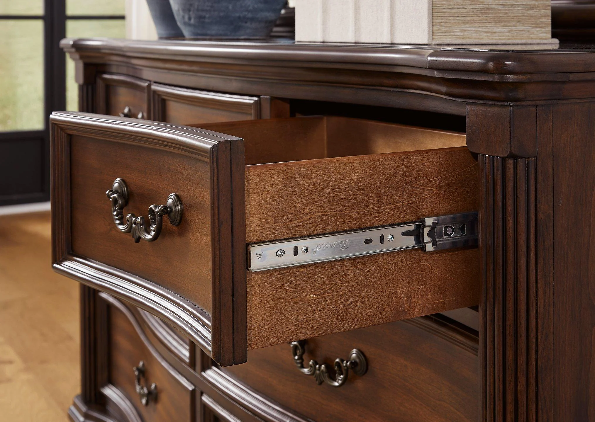 Lavinton Dresser - Image 9