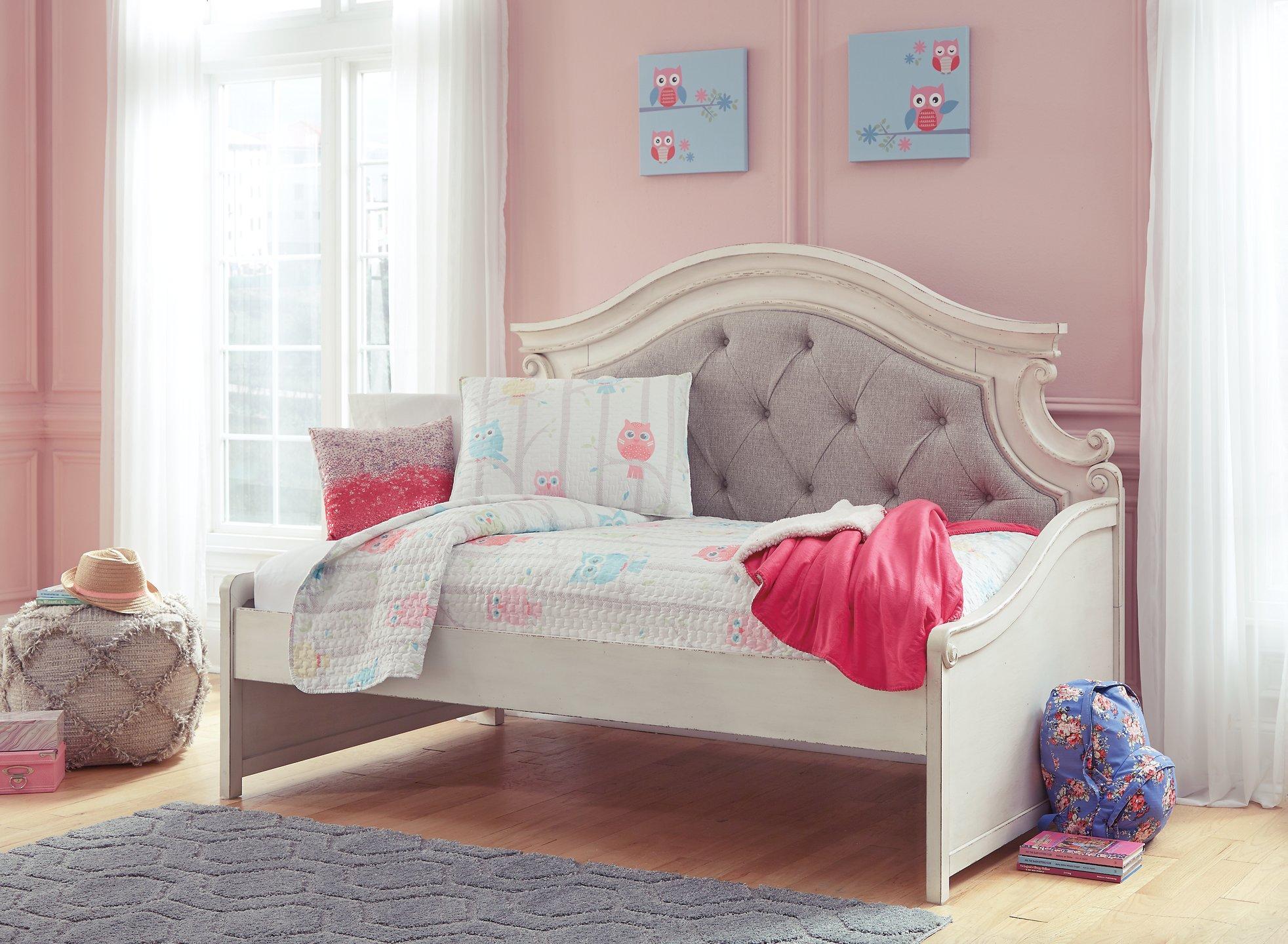 Realyn Bed - Image 17